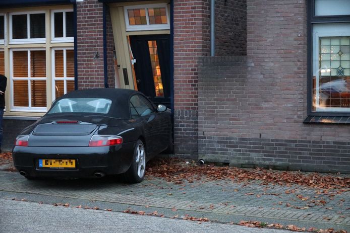 De zwaar beschadigde Porsche in het huis in Kaatsheuvel.