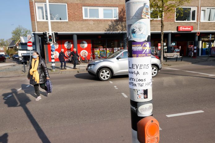 Boven de drukknop van het voetgangerslicht heeft iemand een sticker achtergelaten met de tekst ‘Levensgevaarlijk en nutteloos wachten tot het fout gaat’.
