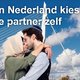 Poster met zoenende moslima en joodse jongeman moet laten zien: dit is normaal in Rotterdam