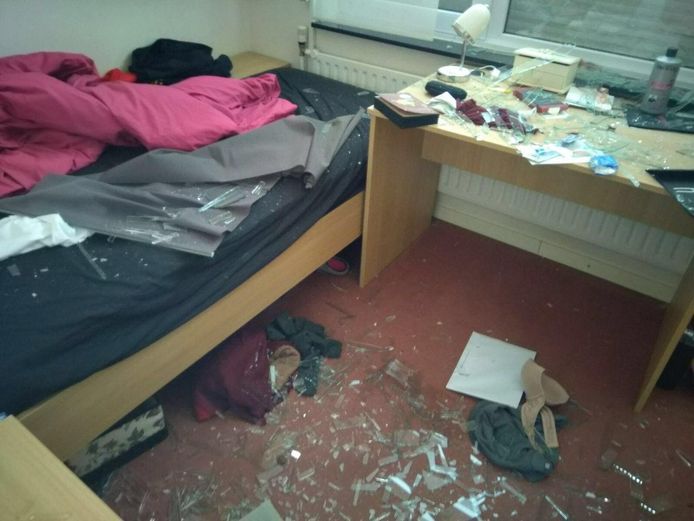 Glasscherven vlogen tot in het bed van de slaapkamer.