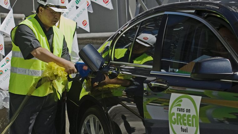 Archieffoto: een medewerker van een grote investeerder in biodiesel tankt een auto Beeld EPA