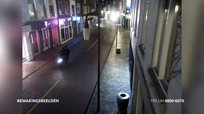 De twee mannen op de scooter worden verdacht van een inbraak bij een opticien in Goes. De zaak van eerder dit jaar komt vanavond aan bod in de uitzending van 'Opsporing Verzocht'.