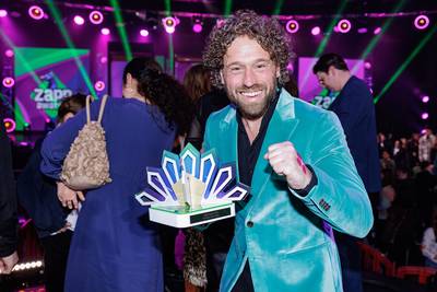 Meester Jesper wint Zapp Award op de dag van de uitvaart van zijn schoonmoeder: ‘Zwarte dag met een gouden randje’