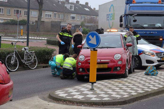 Een fietsster heeft dinsdagmiddag een ernstige hoofdwond opgelopen bij een aanrijding met een auto in Waalwijk.