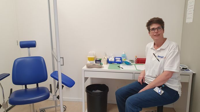 Inge van der Linden van Result Laboratorium, in de prikpost aan de Oranjeboomstraat in Breda.