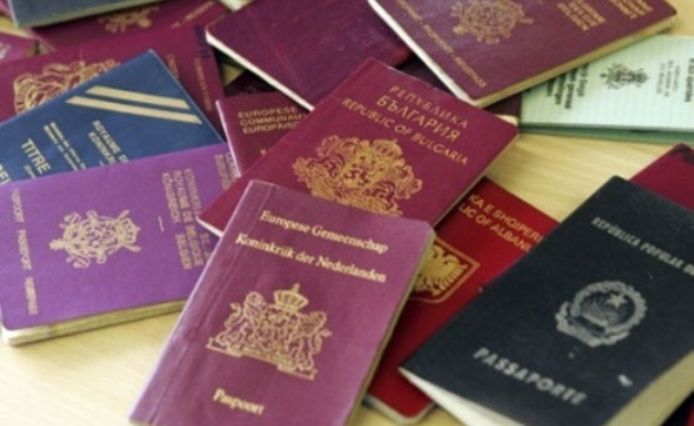 Vanuit Duitsland was een man onderweg naar Athene met paspoorten om illegalen dieper Europa in te smokkelen