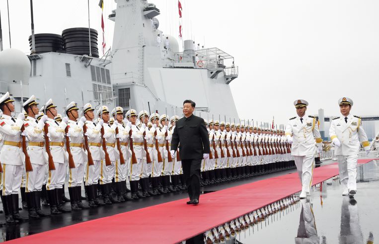 ‘China steekt zijn ambities niet onder stoelen of banken. Bij een parade in 2018 schouwde president Xi Jinping de troepen: niet de landmacht, maar de marine. Drie dagen lang toonde China zijn tanden: ‘Wij zijn de nieuwe grote zeemacht.’’
 Beeld BELGAIMAGE