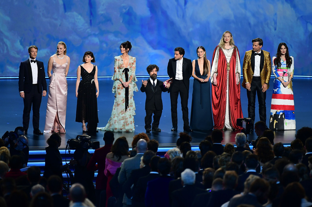 De cast van ‘Game of Thrones’ (HBO) tijdens de Emmy Awards in het Microsoft Theatre in Los Angeles. De serie was de grote winnaar met twaalf stuks. Beeld AFP