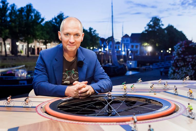 Karl Vannieuwkerke presenteert al voor de zestiende keer 'Vive le vélo'. Beeld VRT