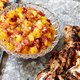 Geroosterde zoete aardappel met jerked chicken* en mango-chutney