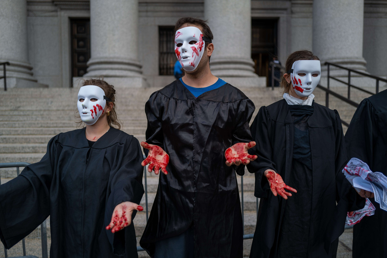 Klimaatactivisten protesteren in New York tegen de uitspraak van het Hooggerechtshof. Beeld AFP