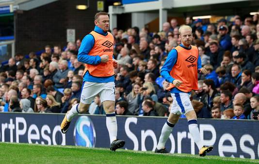 Wayne Rooney en Davy Klaassen lopen warm tijdens Everton - Burnley.