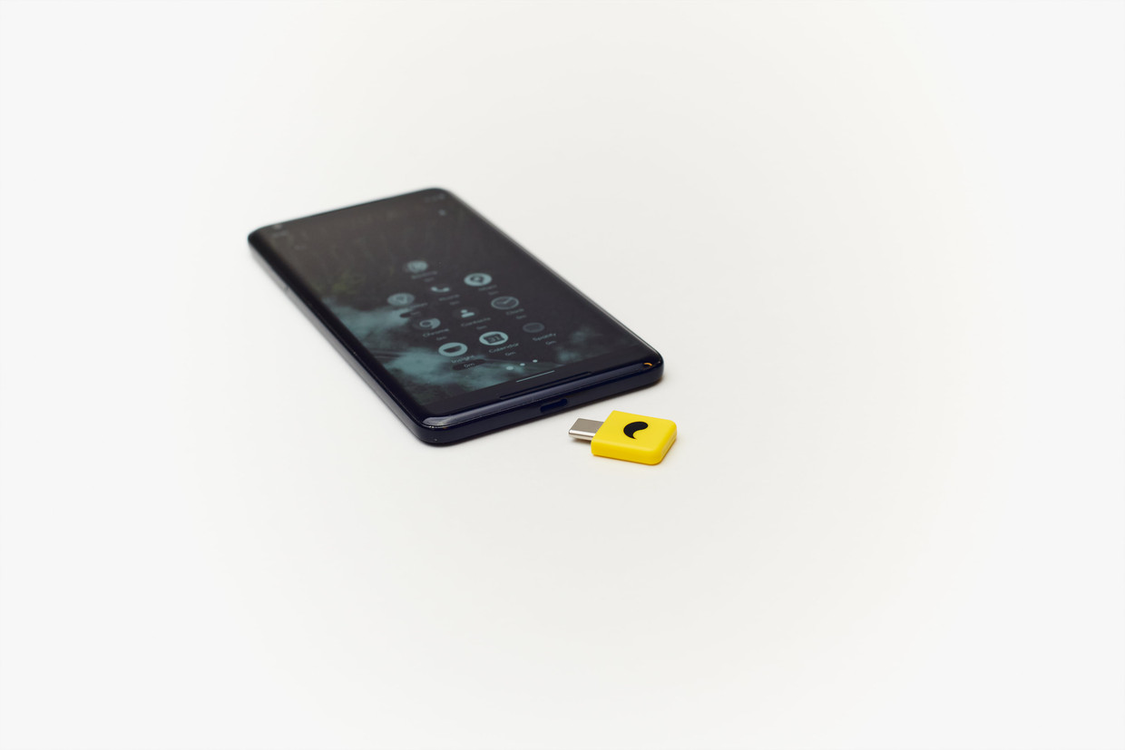 De Unpluq-stick gaat in de usb-c-ingang van Android-toestellen. Later moet er ook een versie voor iPhones komen. Beeld Unpluq