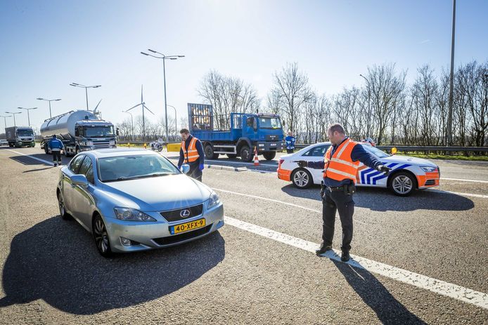 Controle door de Belgische politie op de E314 tussen Nederland en Belgie ter hoogte van Maasmechelen.