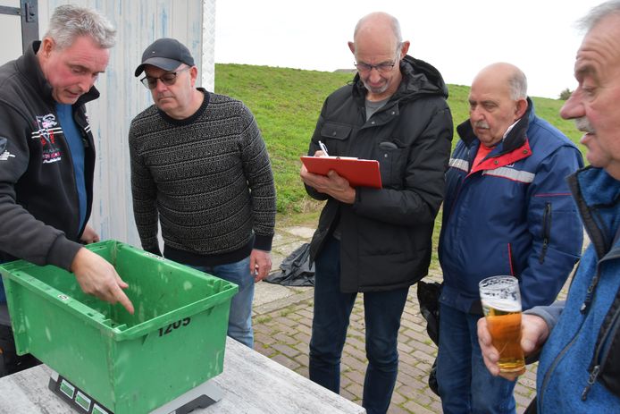 Het wegen van de visvangst voor het wedstrijdklassement. Piet Scheerders (rechts) kijkt toe:  ,,Wij zijn begaan met Schelde.”