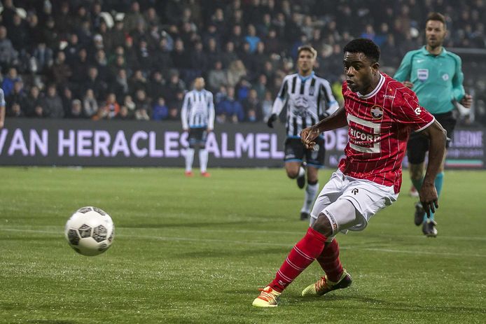Willem II'er Bartholomew Ogbeche mist een enorme kans tegen Heracles (1-0 verlies).