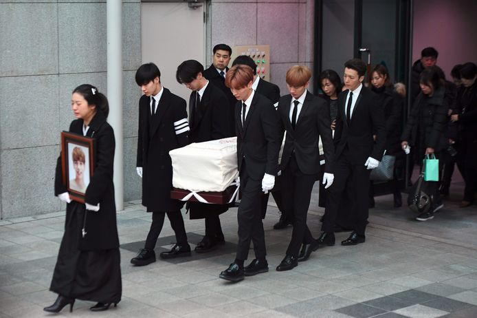 De kist van Kim Jong-Hyun wordt door zijn bandgenoten gedragen.