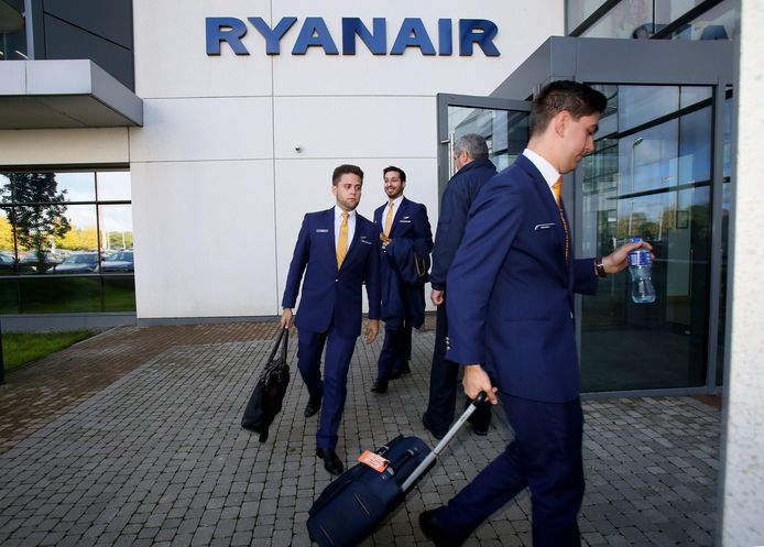 Mensen verlaten het hoofdkwartier van Ryanair in Dublin.