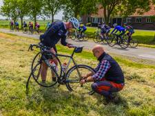 Fietsenmakers hopen geen tandems te treffen bij Fietselfstedentocht, maar dan komt er een driezitter