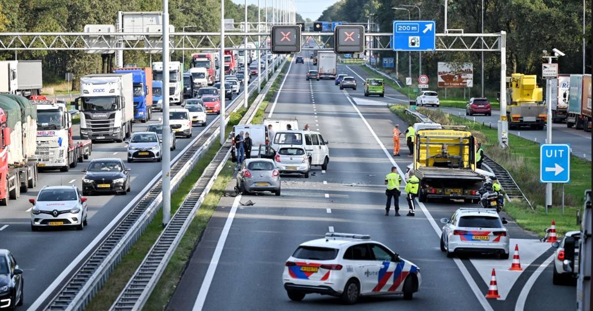 A58 bij Moergestel dicht door ongeluk, verkeer over af- en toerit.