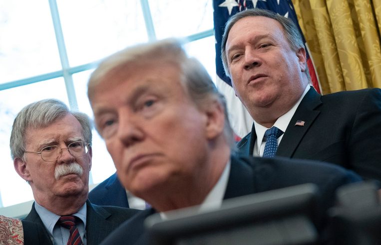 John Bolton (links op de achtergrond) en Mike Pompeo (rechts) met Trump in het Witte Huis Beeld Photo News