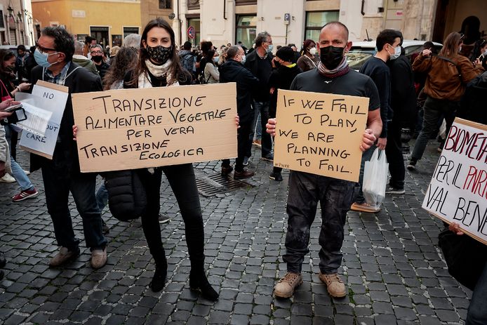 Protest in Rome tegen de maatregelen van premier Draghi. De demonstranten willen een duurzamere samenleving.