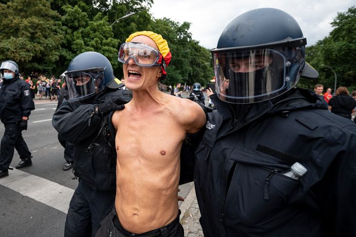 Een man wordt gearresteerd tijdens een anti-coronademonstratie in Berlijn op 1 augustus