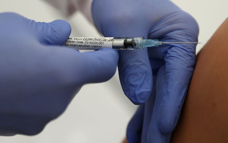 Een vrijwilliger krijgt het vaccin van CureVac toegediend in Duitsland. Beeld REUTERS