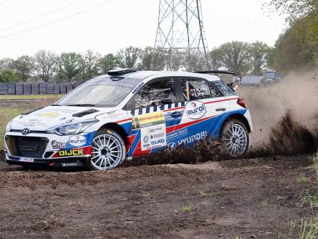 Bob de Jong flitsend van start op openingsavond ELE Rally: Hyundai-piloot wint drie van de vier proeven