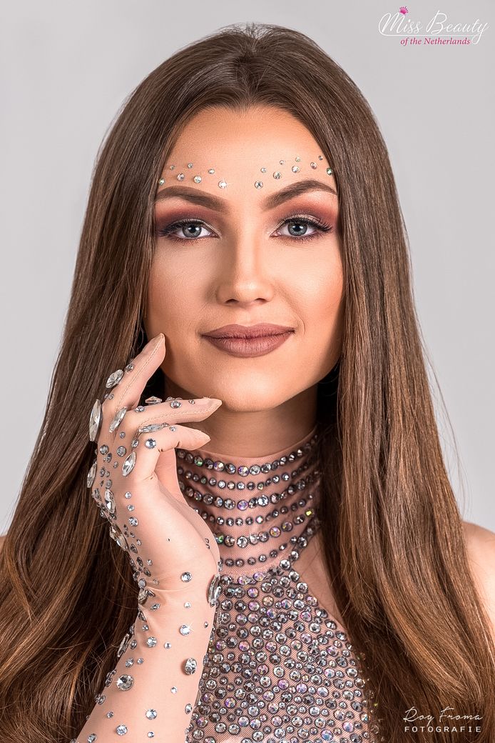 Anne Brouwer uit Ugchelen is een van de twaalf finalisten voor de verkiezing van Miss Teen of The Netherlands.