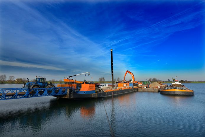 Werkzaamheden bij de Redichemse Waard in Culemborg. Baggerbedrijf Van Waning wil hier licht vervuilde grond uit Parijs storten.
