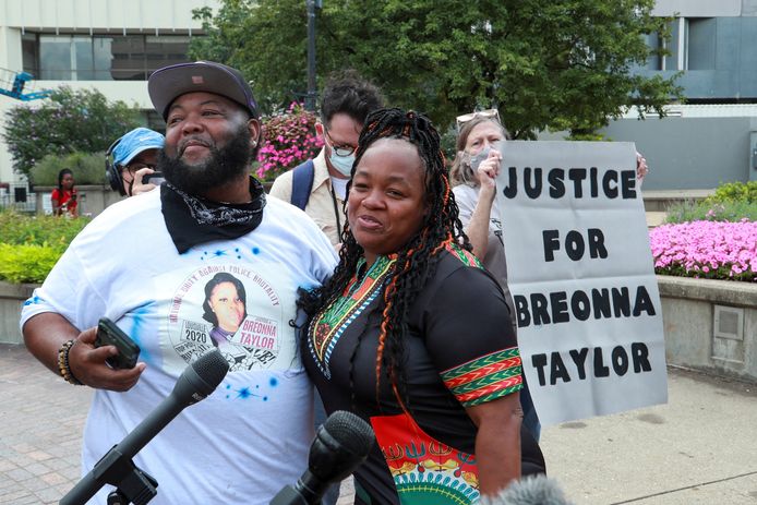 Tamika Palmer, de moeder van Breonna Taylor, omhelst een demonstrant in Louisville, Kentucky, na de bekendmaking van het nieuws dat vier agenten worden aangeklaagd.