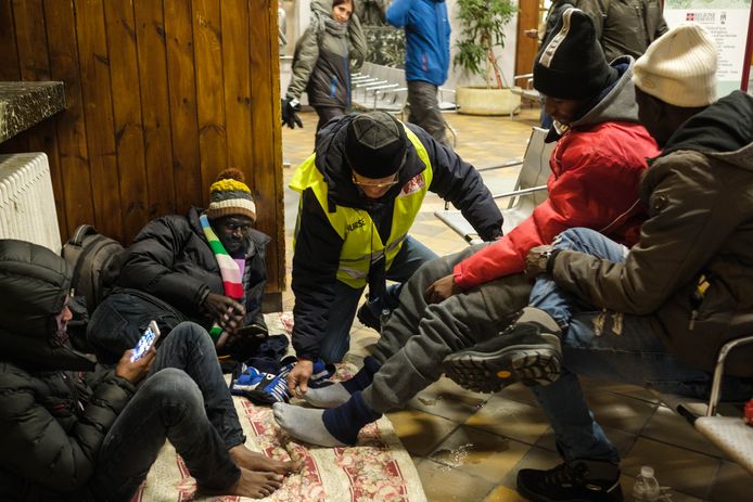 Bardonecchia, Italië. Transmigranten worden geholpen in het treinstation
