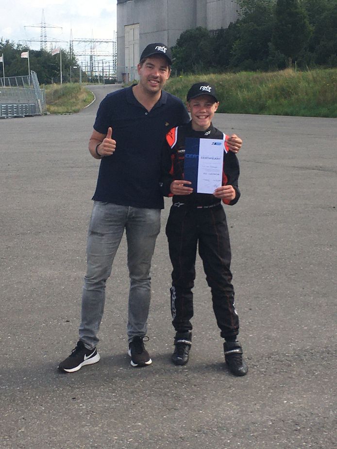 De 12-jarige Tim van Elleswijk uit
Waddinxveen, samen met zijn trainer, Youri Verswijveren van NXT Racing.