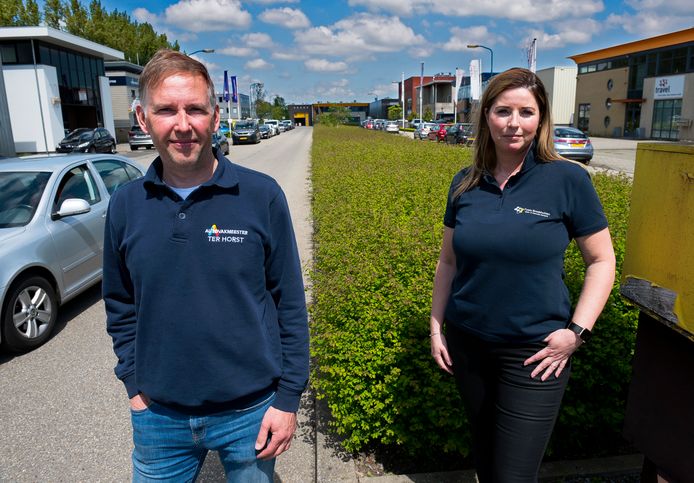 Ondernemers Marcel ter Horst en Tamara Broekhuizen willen dat er in de middenberm van de Productieweg een aantal parkeerplaatsen komt.