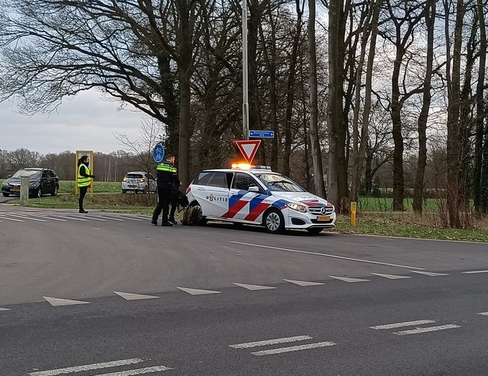 De bestuurder van de achterste auto moest mee naar het bureau omdat hij mogeljik drugs had gebruikt voordat hij ging rijden. Aanrijding Doetinchemseweg in Zelhem.