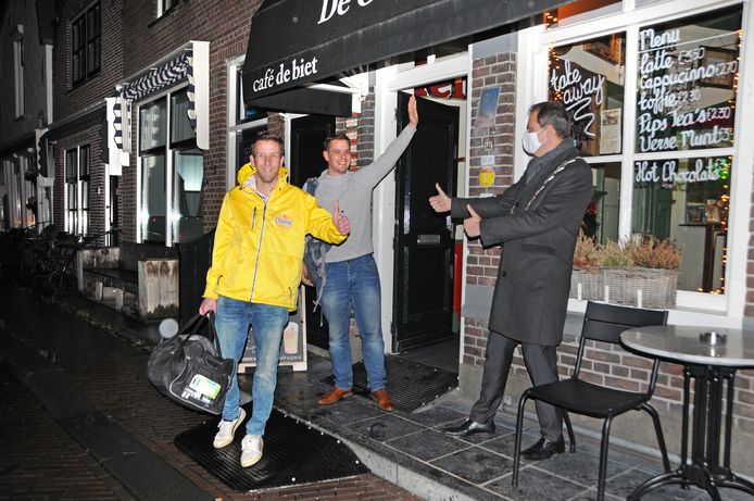 Het zit erop! Na vier volle dagen mogen Gerrit van Loon (links) en Jim Stremme het tot Glaezen Hûûs gedoopte café De Biet verlaten. Ze worden uitgezwaaid door de burgemeester.