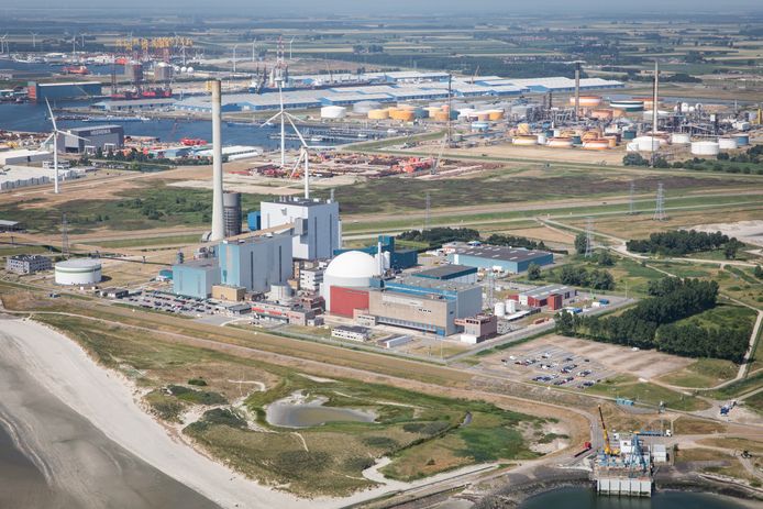 De kerncentrale in Borssele, met links de kolencentrale die momenteel wordt gesloopt.