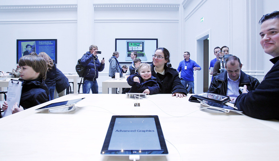 Een iPad in de vorige week geopende Applewinkel in Amsterdam.