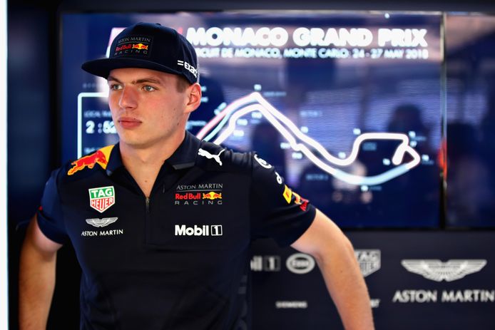 Max Verstappen tijdens zijn persconferentie in Monaco.
