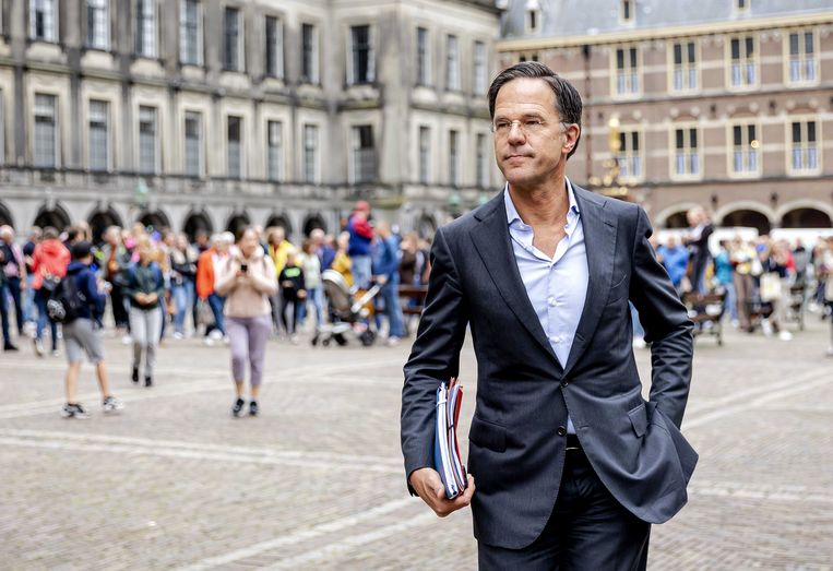 Mark Rutte (VVD) staat de pers te woord na een gesprek met informateur Mariette Hamer en Sigrid Kaag (D66) over de kabinetsformatie.  Beeld ANP