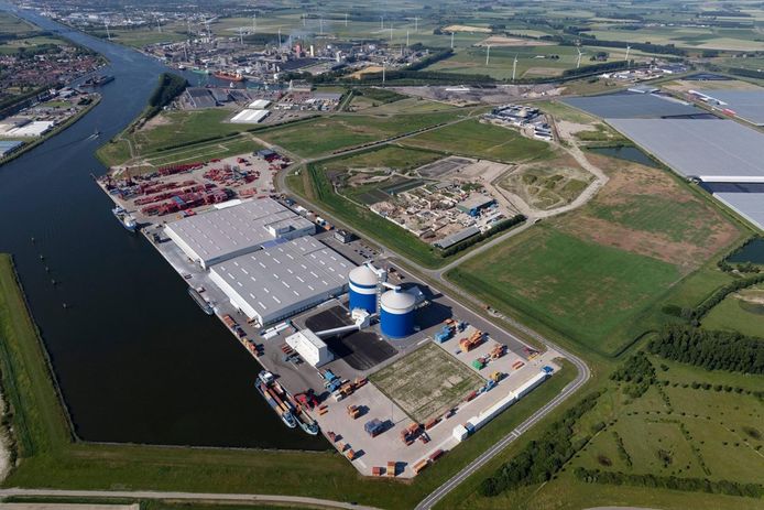 Vlaeynatie met de Zeeland Sugar Terminal op de Axelse Vlakte.