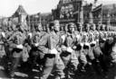 1972: De SovjetUnie probeert tijdens de Koude Oorlog te imponeren met een jaarlijkse militaire parade in Moskou. foto ANP Militaire parade in Moskou in 1962, waarmee de Sovjet Unie indruk wilde maken ten tijde van de Koude Oorlog. Uit angst voor een aanval van de Russen werd in deze periode de geheime commandopost in Twekkelo gebouwd.