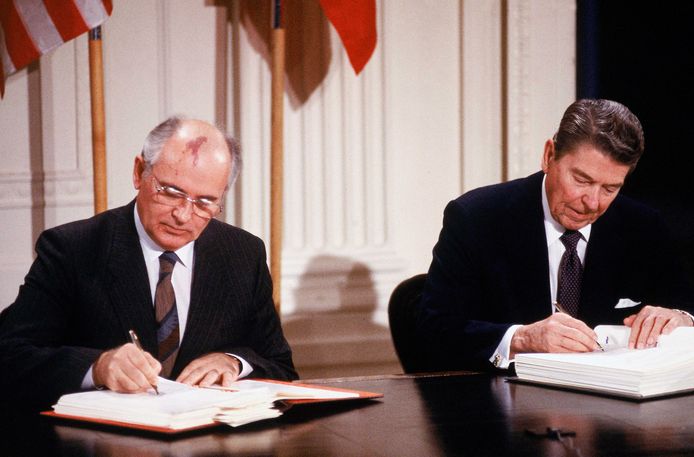 Mikhaïl Gorbatsjov en de toenmalige Amerikaanse president Ronald Reagan bij de ondertekening van het verdrag in 1987.