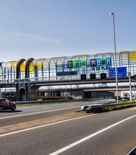 Karakteristieke brug over A12 per direct dicht door gevaarlijke scheuren, station Zoetermeer gesloten