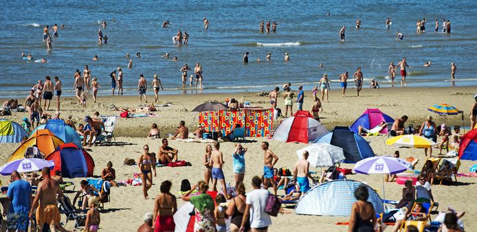 Badgasten op het strand van Texel. Foto ter illustratie.