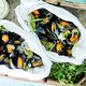 Recept: Mosselpakketjes voor op de barbecue met ravigotesaus & knoflookbrood