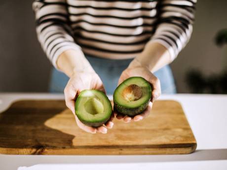 Dankzij deze handige truc kun je een halve avocado langer bewaren