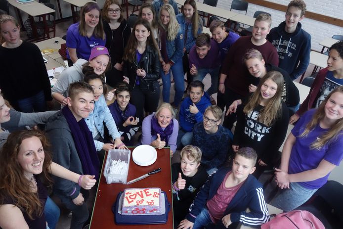 Klas mavo 32 van het Meander College in Zwolle werd vanochtend verrast met een speciaal voor Paarse vrijdag gemaakte taart.