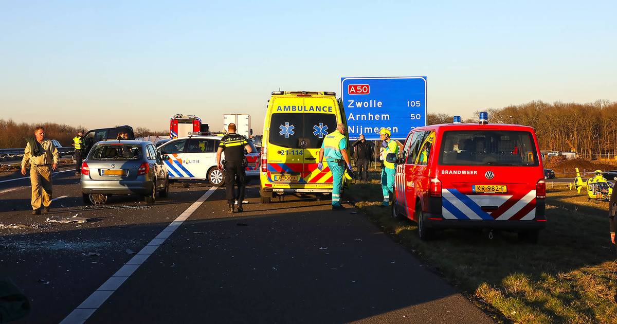 Verkeerschaos op A50 na ongelukken met vrachtwagens, snelweg tot 10 uur dicht.